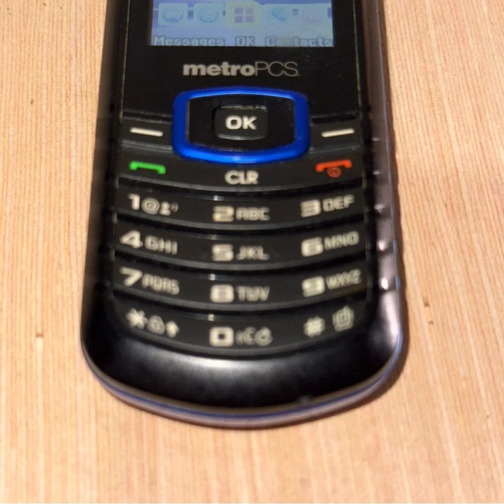 Samsung Cell Phone Model:SCH-R100 Turns On MetroPCS UNTESTED (Read Description)